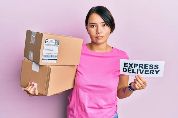 Mulher Bonita Com Cabelo Curto Segurando Caixa Entrega Com Texto — Fotografia de Stock