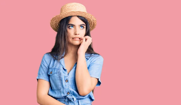 Brunette Adolescente Portant Chapeau Été Air Stressée Nerveuse Avec Les — Photo