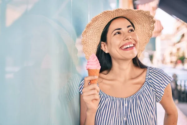 Joven Turista Latina Vacaciones Sonriendo Feliz Comiendo Helado Ciudad —  Fotos de Stock