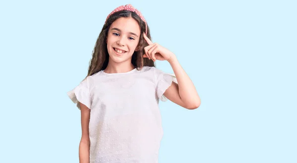 Menina Criança Hispânica Bonito Vestindo Tshirt Branca Casual Sorrindo Apontando — Fotografia de Stock