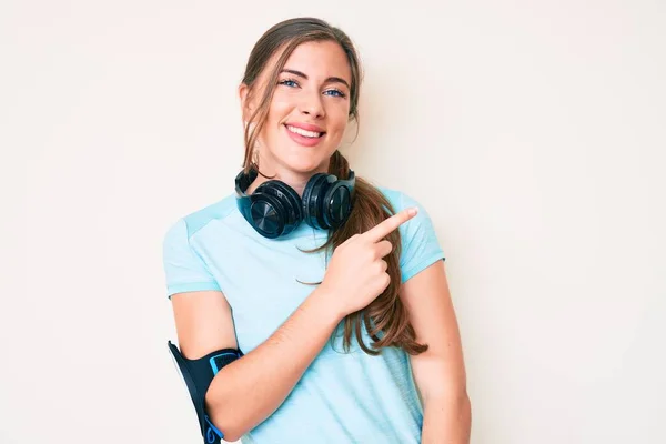 Krásná Mladá Běloška Tělocvičně Oblečení Pomocí Sluchátek Veselá Úsměvem Obličeje — Stock fotografie