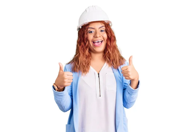 Jeune Femme Latine Portant Signe Succès Hardhat Architecte Faisant Geste — Photo