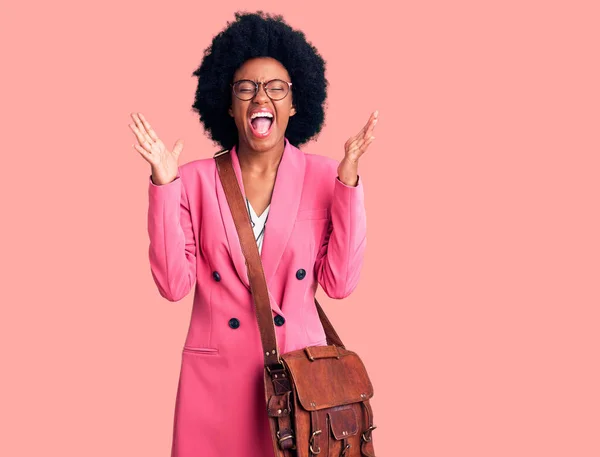 Młoda Afroamerykanka Ubrana Ubrania Biznesowe Skórzaną Torbę Świętującą Sukces Podniesionymi — Zdjęcie stockowe