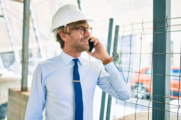 Affärsarkitekt Man Hatt Står Utomhus Ett Byggprojekt Talar Telefon — Stockfoto