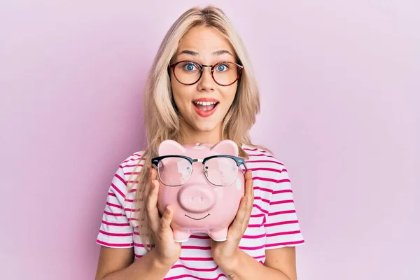 Mooi Kaukasisch Blond Meisje Houden Varkentje Bank Met Bril Vieren — Stockfoto