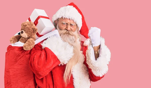 Gri Saçlı Uzun Sakallı Noel Baba Kostümlü Yaşlı Bir Adam — Stok fotoğraf