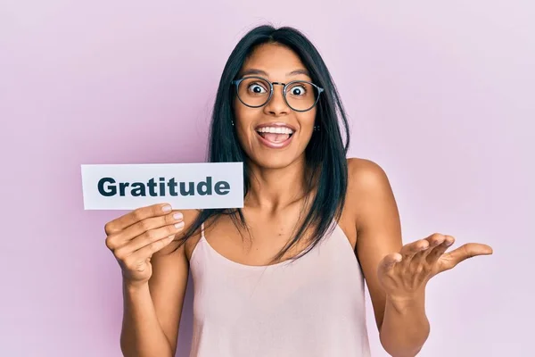 Young African American Woman Holding Gratitude Message Paper Celebrating Achievement — Stock Photo, Image