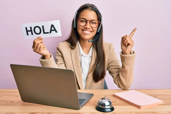 Vacker Latinamerikansk Kvinna Bär Operatör Headset Hålla Hola Greenting Leende — Stockfoto