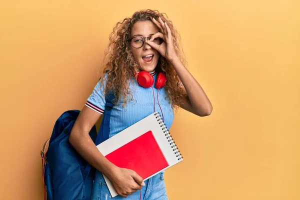 Beautiful Caucasian Teenager Girl Wearing Student Backpack Holding Books Smiling — Stock Photo, Image