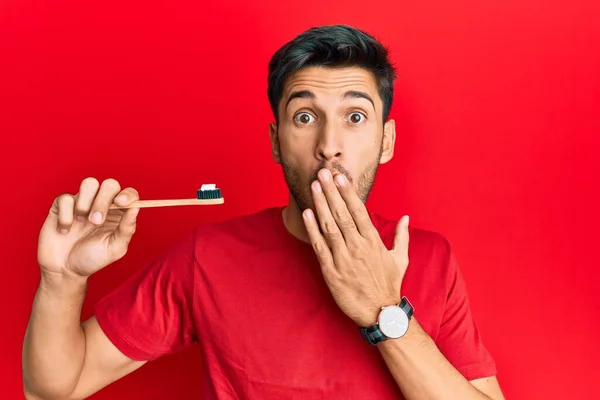 Jovem Homem Bonito Segurando Escova Dentes Com Pasta Dentes Cobrindo — Fotografia de Stock