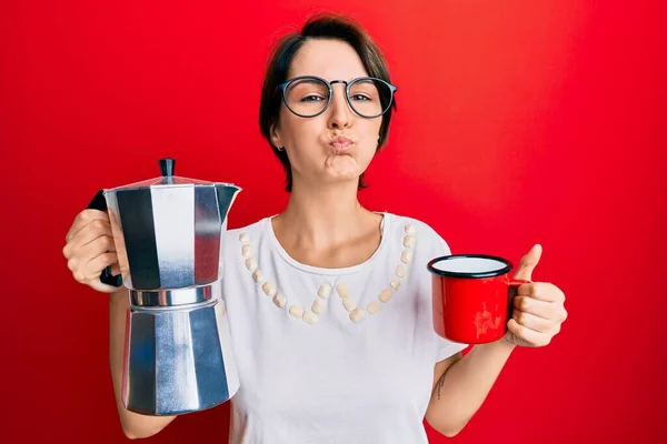 Joven Morena Con Pelo Corto Bebiendo Café Italiano Hinchando Mejillas — Foto de Stock