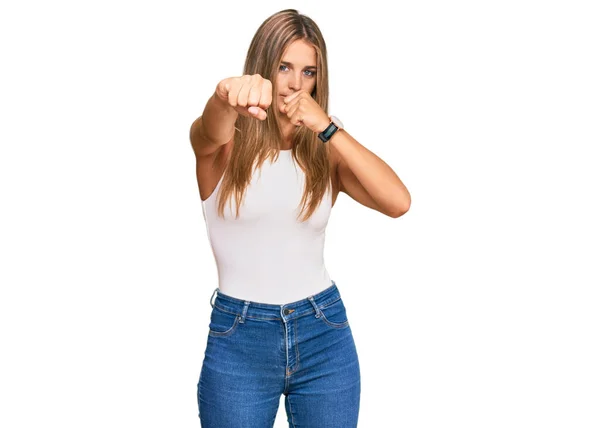 Młoda Blondynka Luźnym Stylu Koszulą Bez Rękawów Pięścią Walki Agresywny — Zdjęcie stockowe