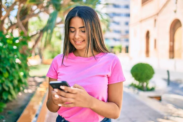 Joven Latina Sonriendo Feliz Usando Smartphone Ciudad — Foto de Stock