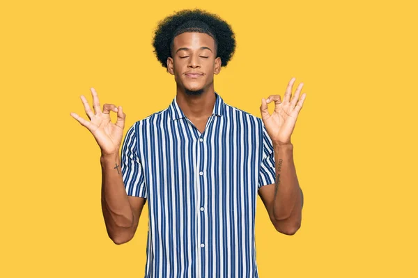 Hombre Afroamericano Con Pelo Afro Vistiendo Ropa Casual Relajarse Sonreír —  Fotos de Stock