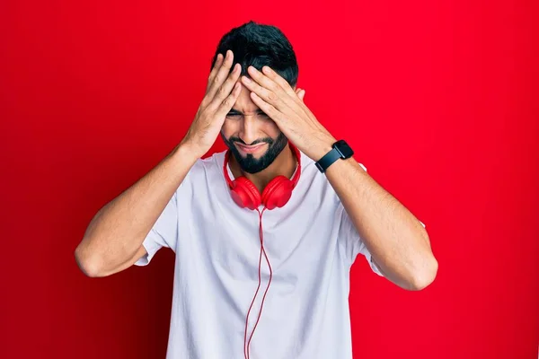 Ung Man Med Skägg Lyssnar Musik Med Hörlurar Som Lider — Stockfoto
