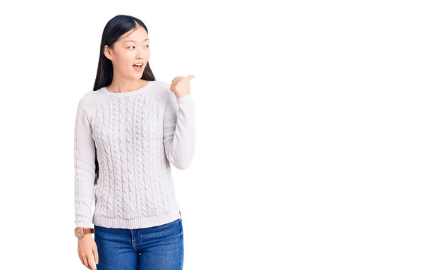 Joven Hermosa Mujer China Vistiendo Suéter Casual Sonriendo Con Cara — Foto de Stock