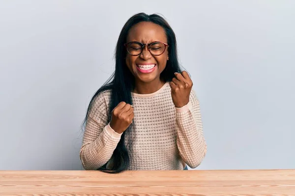 Jonge Afrikaanse Vrouw Casual Kleding Tafel Die Verrast Verbaasd Succes — Stockfoto