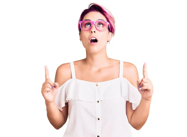 Young Beautiful Woman Pink Hair Wearing Casual Clothes Glasses Amazed — Stock Photo, Image