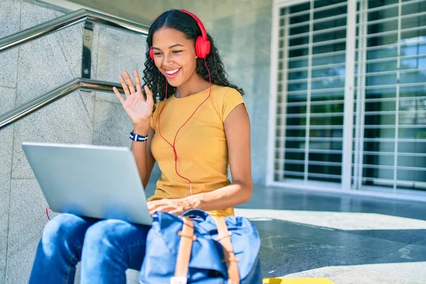 Joven Estudiante Afroamericana Haciendo Videollamada Usando Laptop Universidad — Foto de Stock