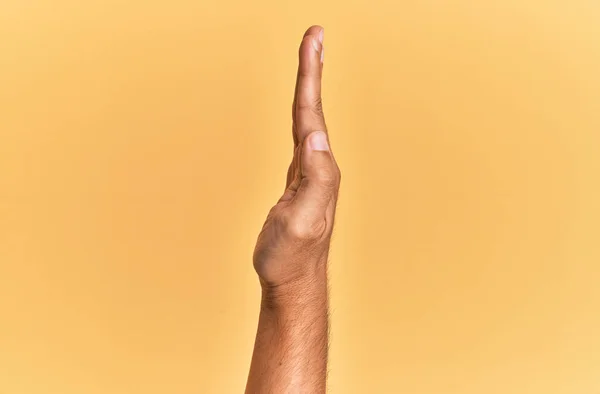 手を伸ばし プッシュし 停止ジェスチャーを行うの側面を示す黄色の隔離された背景に白人男性の腕と手 — ストック写真