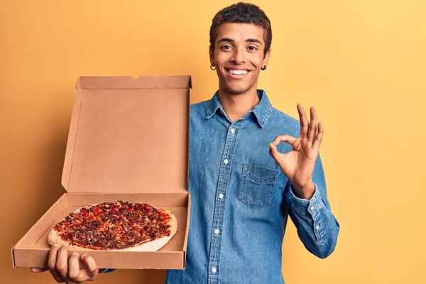 Mladý Africký Američan Drží Dodávku Pizza Box Dělá Znamení Prsty — Stock fotografie