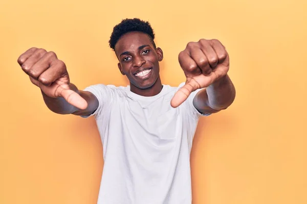 Jonge Afro Amerikaanse Man Draagt Casual Kleding Die Positief Gebaar — Stockfoto