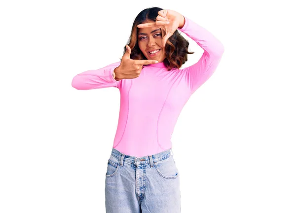 Jonge Mooie Gemengde Ras Vrouw Dragen Roze Shirt Glimlachende Maken — Stockfoto