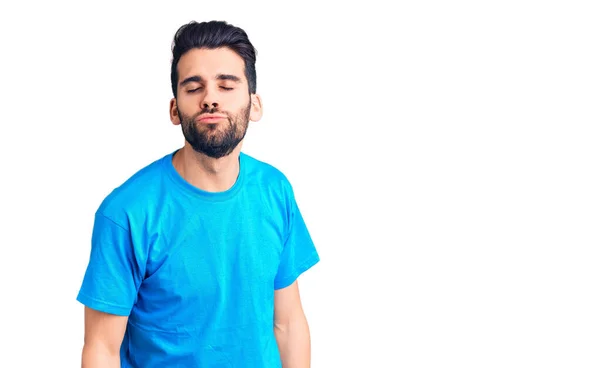 Joven Hombre Guapo Con Barba Con Camiseta Casual Mirando Cámara — Foto de Stock