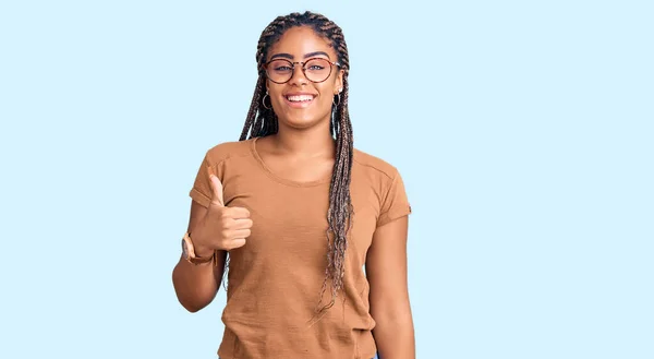 Молода Афро Американська Жінка Плечима Повсякденному Одязі Окуляри Посміхаються Щасливі — стокове фото