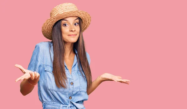 Mujer Hispana Joven Con Sombrero Verano Expresión Despistada Confusa Con — Foto de Stock