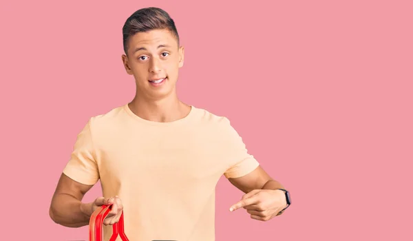 Mladý Pohledný Hispánec Muž Drží Nákupní Košík Supermarket Úsměvem Šťastný — Stock fotografie