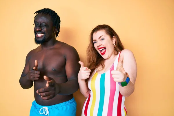 Couple Interracial Portant Maillots Bain Pointant Les Doigts Vers Caméra — Photo