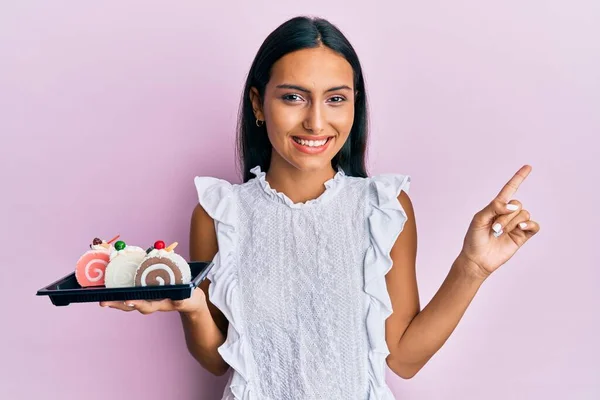 Junge Brünette Frau Mit Kuchen Bonbons Lächelnd Glücklich Zeigt Mit — Stockfoto