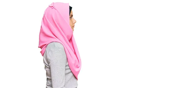 Ung Kaukasisk Kvinna Bär Traditionell Islamisk Hijab Halsduk Tittar Sidan — Stockfoto