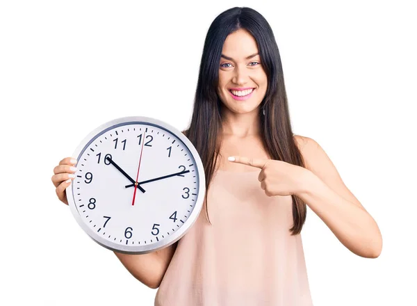 Joven Hermosa Mujer Caucásica Sosteniendo Gran Reloj Sonriendo Feliz Señalando —  Fotos de Stock