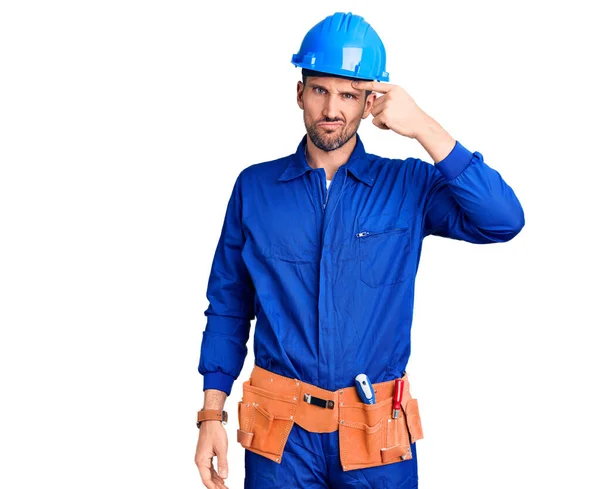 Homem Bonito Jovem Vestindo Uniforme Trabalhador Capa Dura Olhos Com — Fotografia de Stock
