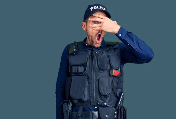Jonge Knappe Man Draagt Politie Uniform Gluren Shock Bedekken Gezicht — Stockfoto