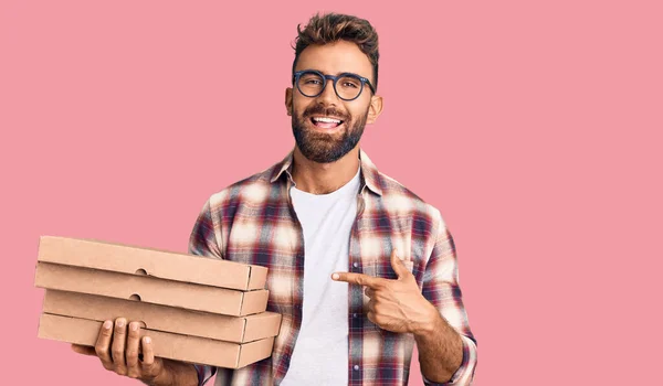Giovane Uomo Ispanico Che Tiene Consegna Pizza Scatola Sorridente Felice — Foto Stock