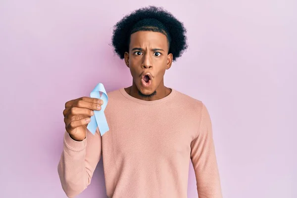 Afro Amerikaanse Man Met Afro Haar Houden Roze Kanker Lint — Stockfoto