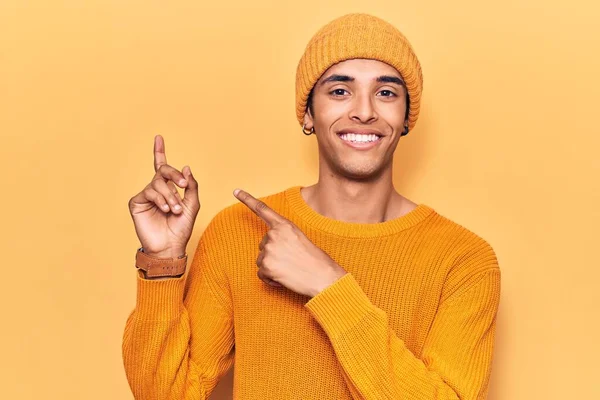 Jovem Afro Americano Vestindo Boné Sorrindo Olhando Para Câmera Apontando — Fotografia de Stock