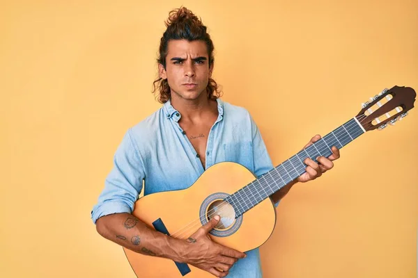 Latin Asıllı Genç Bir Adam Klasik Gitar Çalıyor Şüpheci Gergin — Stok fotoğraf