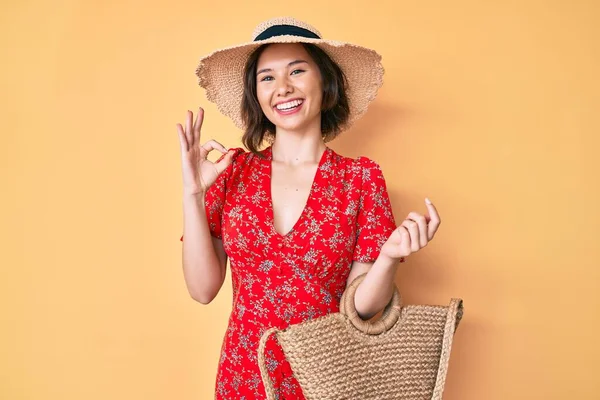 Yazlık Elbise Hasır Çanta Giyen Genç Güzel Bir Kız Parmaklarıyla — Stok fotoğraf