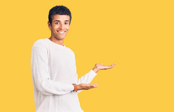 Junger Afrikanisch Amerikanischer Mann Lässiger Kleidung Lädt Ein Lächelnd Natürlich — Stockfoto