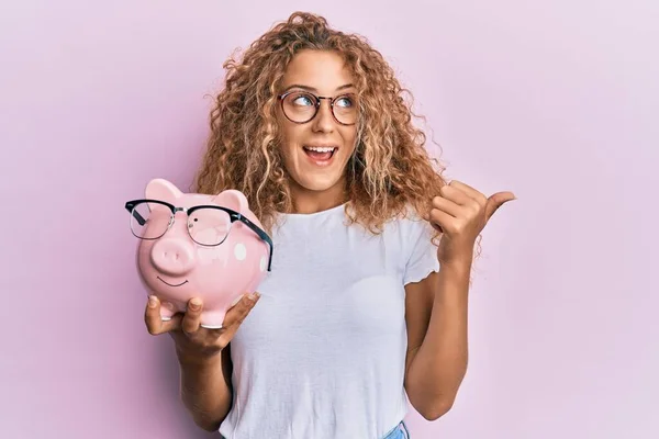 Mooi Kaukasisch Tiener Meisje Holding Piggy Bank Met Bril Wijzen — Stockfoto