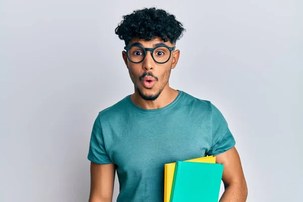 Fiatal Arab Jóképű Férfi Szemüveget Visel Könyveket Tart Ijedt Csodálkozott — Stock Fotó
