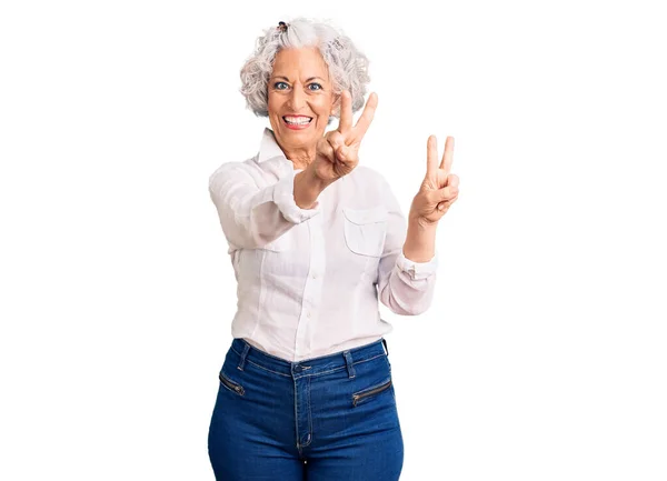 Starsza Siwowłosa Kobieta Luźnych Ciuchach Uśmiechnięta Kamery Pokazująca Palce Robiące — Zdjęcie stockowe