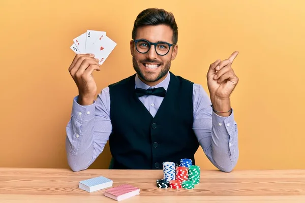 Bonito Croupier Hispânico Homem Sentado Mesa Com Fichas Poker Cartas — Fotografia de Stock