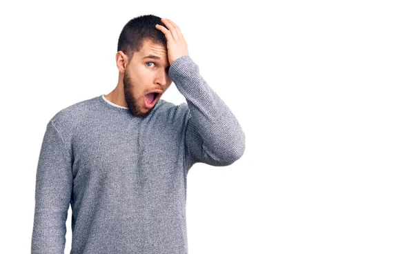 Junger Gutaussehender Mann Lässigem Pullover Überrascht Mit Hand Auf Kopf — Stockfoto