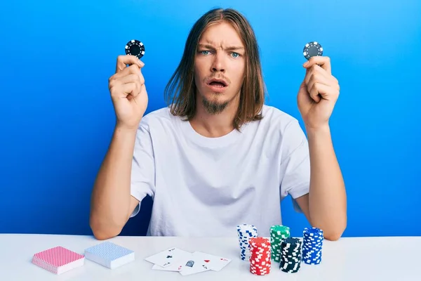 Uzun Saçlı Yakışıklı Beyaz Adam Poker Oynuyor Şok Olmuş Suratında — Stok fotoğraf