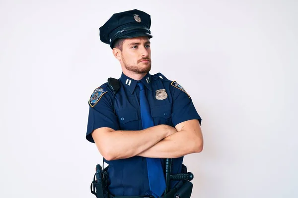 Young Caucasian Man Wearing Police Uniform Looking Side Arms Crossed — Stock Photo, Image